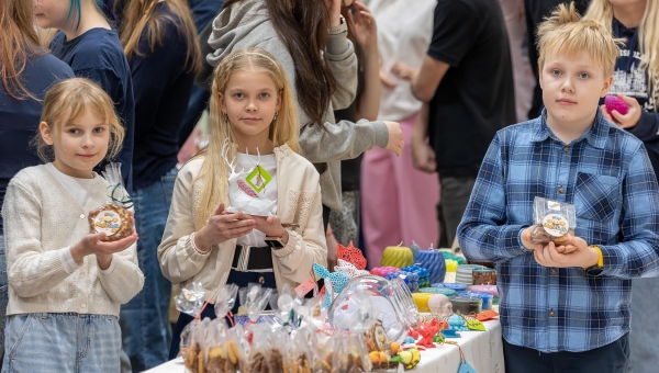 Valga koolides on mini-minifirmad juba olemas. MuffuVaffa 3D mini-minifirma oli oma toodetega väljas ka märtsi alguses Võru Kagukeskuses toimunud õpilasfirmade laadal. Tooteid pakkusid Emili Saar (vasakult), Dominica Karpats ja Mart Svaigsne Valga põhikooli 3. klassist. Mini-minifirma tegevusalaks on, nii nagu ka nimi ütleb, 3D prinditud esemete, muffinite, küpsiste ja vahvlite müük. Foto: AIGAR NAGEL